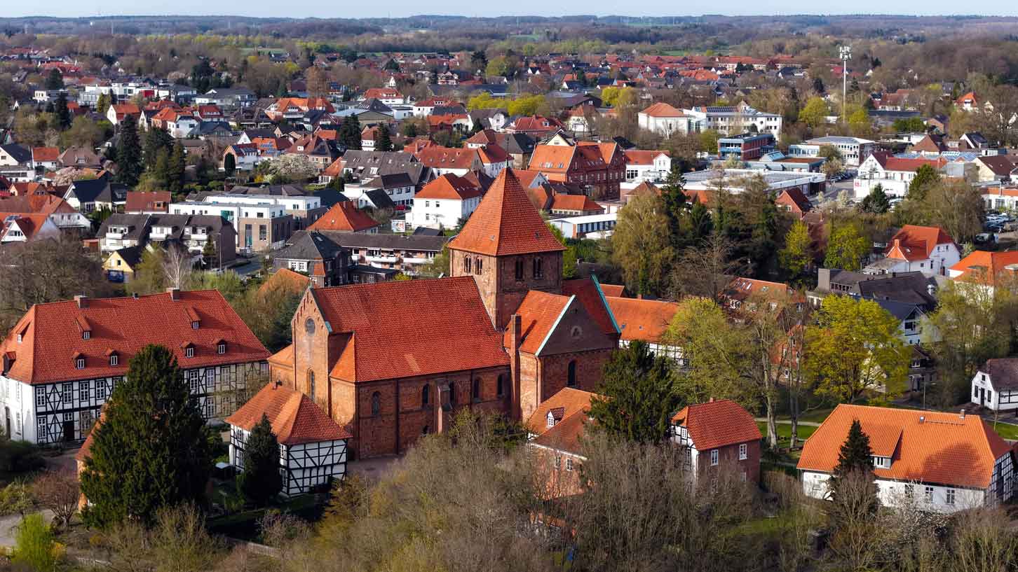 Luftbild der Bassumer Stiftskirche mit der umgebenden Altstadt