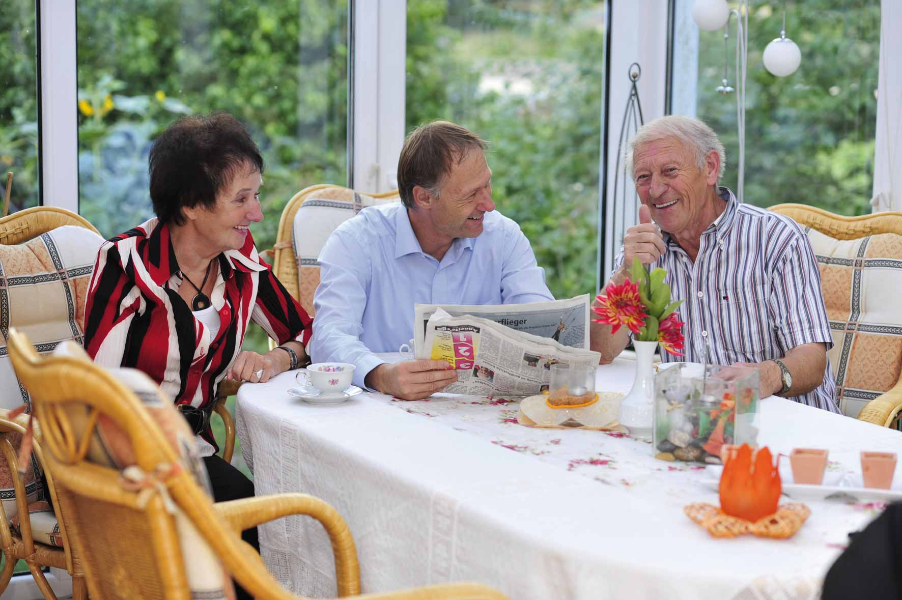 Michael Gillner mit seinen Eltern Inge und Rudi am Kaffeetisch