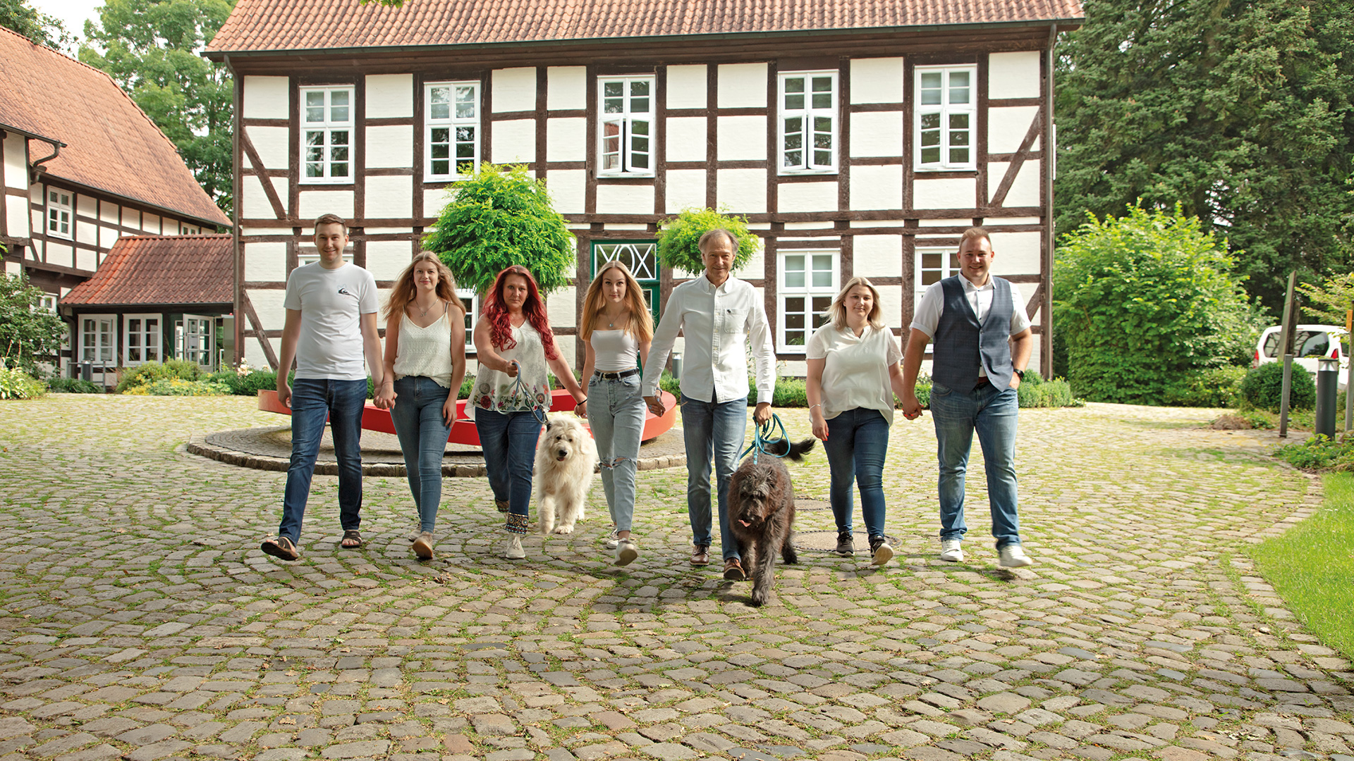 Michael Gillner mit Familie und den beiden Hunden vor dem Fachwerkhaus an der Freudenburg