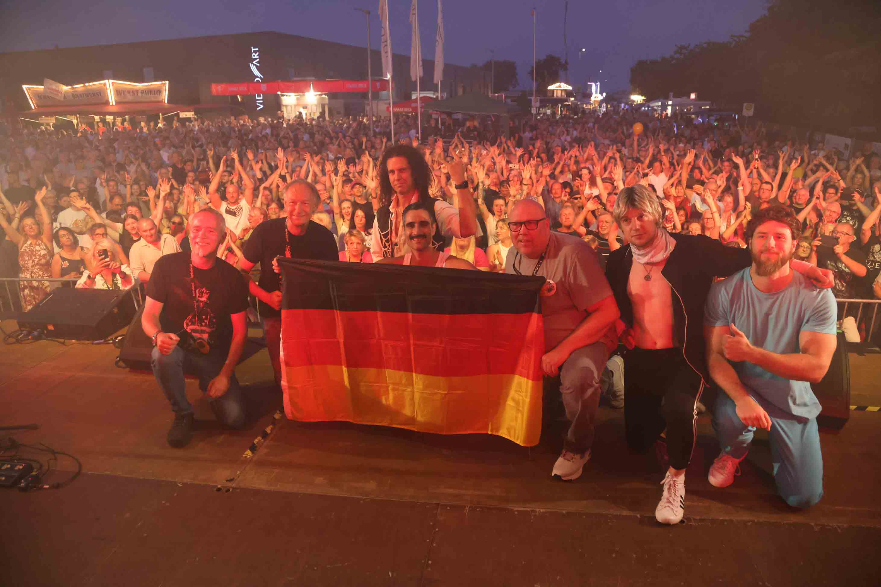 Volles Publikum vor der Bühne beim Industriestraßenfest in Bassum