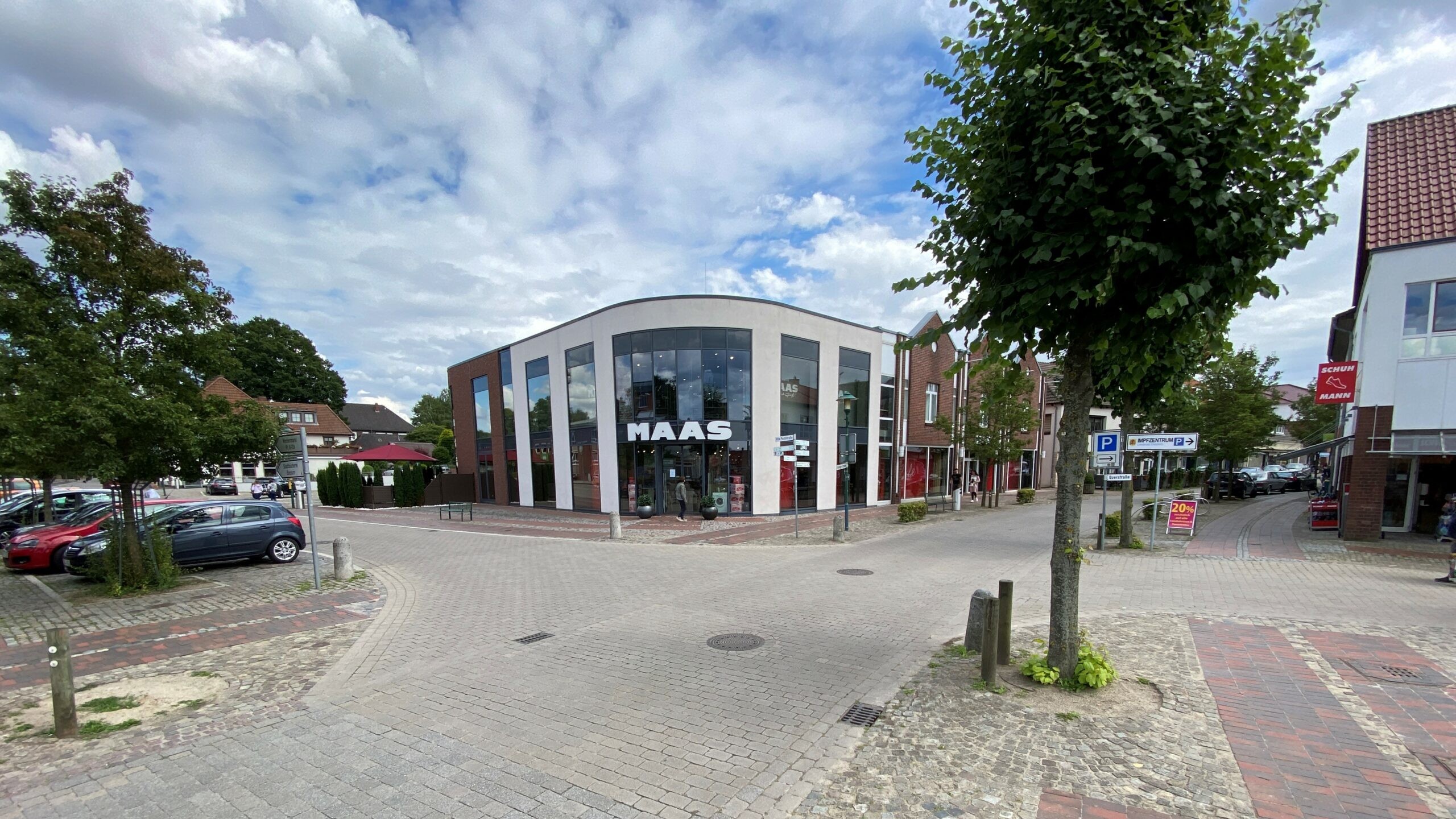 Die Bassumer Innenstadt mit Geschäften und gepflastertem Platz