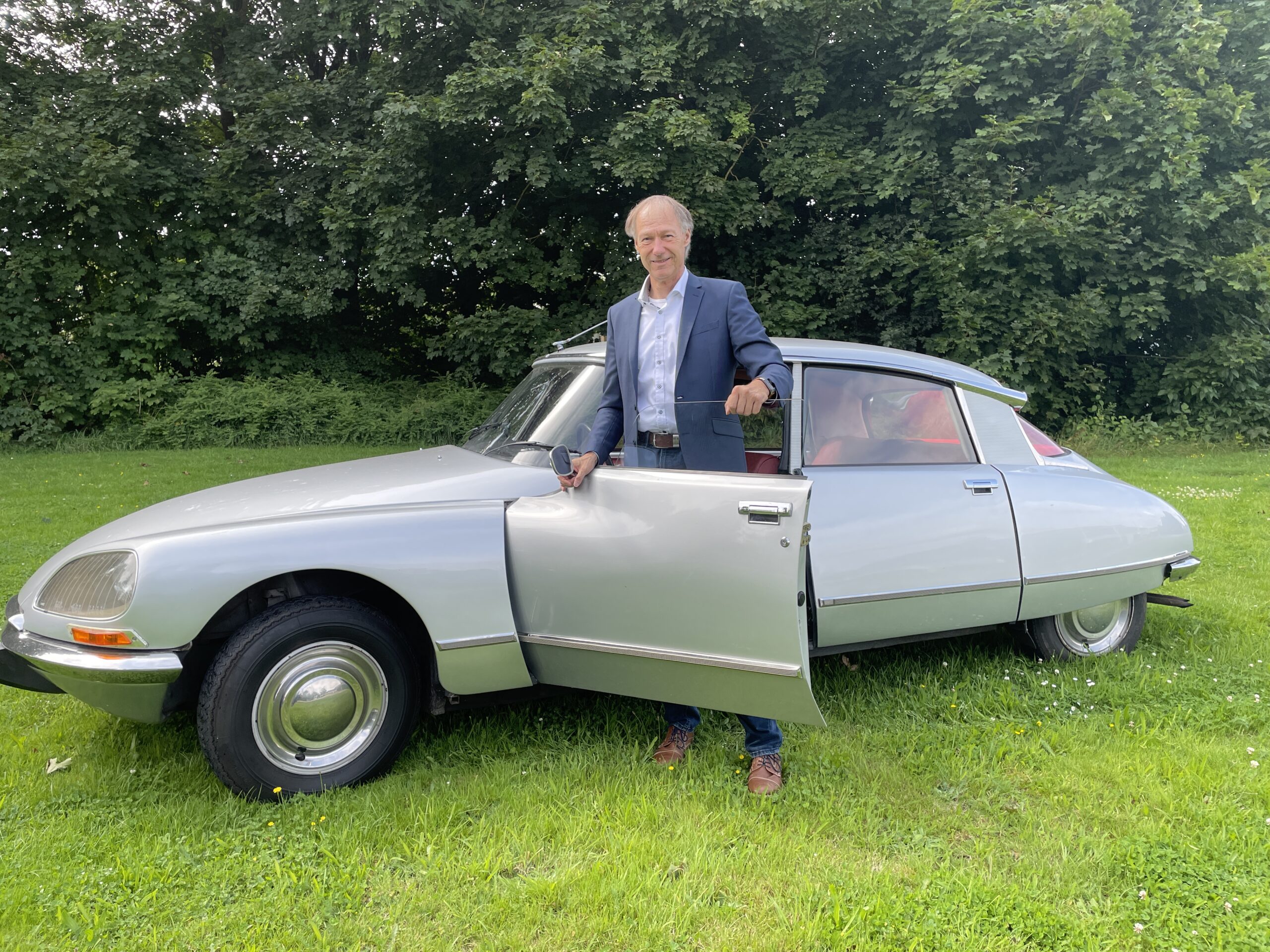 Michael Gillner an einem klassischen Citroën DS auf einer Wiese