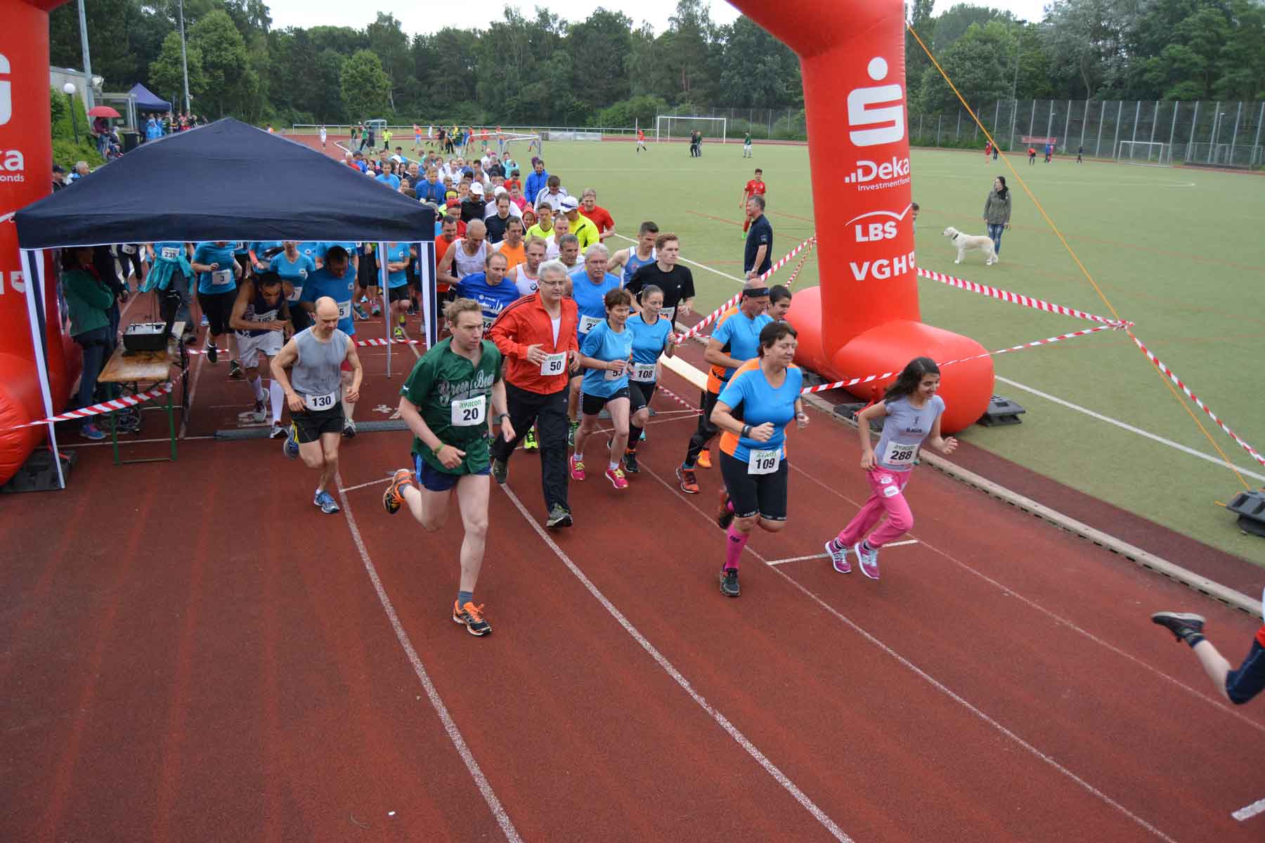 Start des Run for Help auf der Laufbahn, Läuferinnen und Läufer aller Altersgruppen