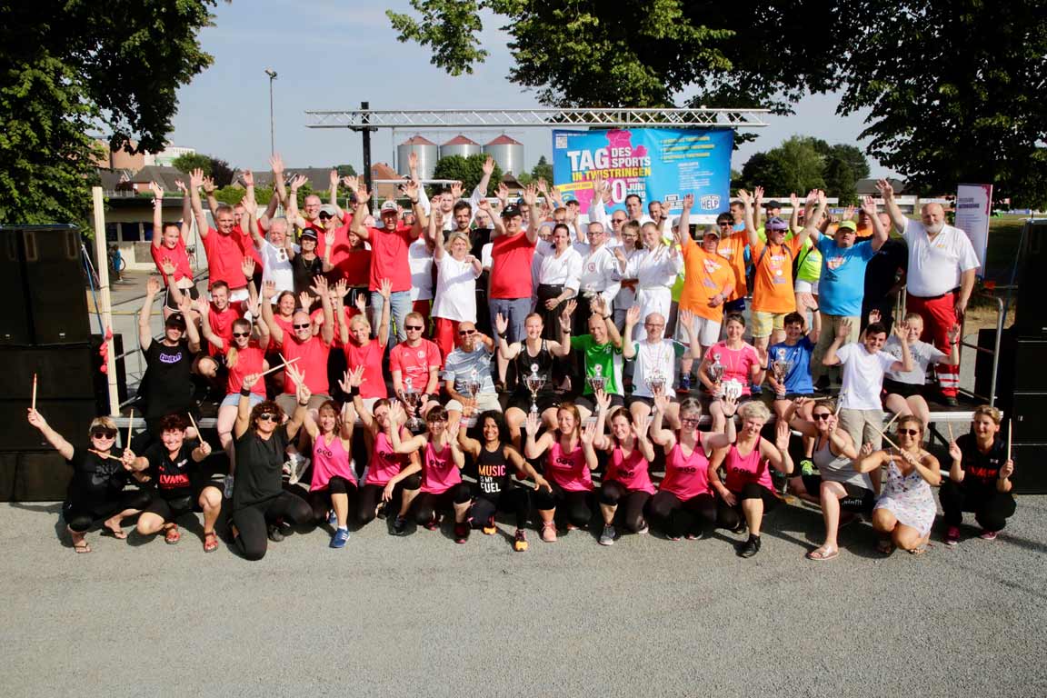 Gruppenbild der teilnehmenden Vereine beim Tag des Sports
