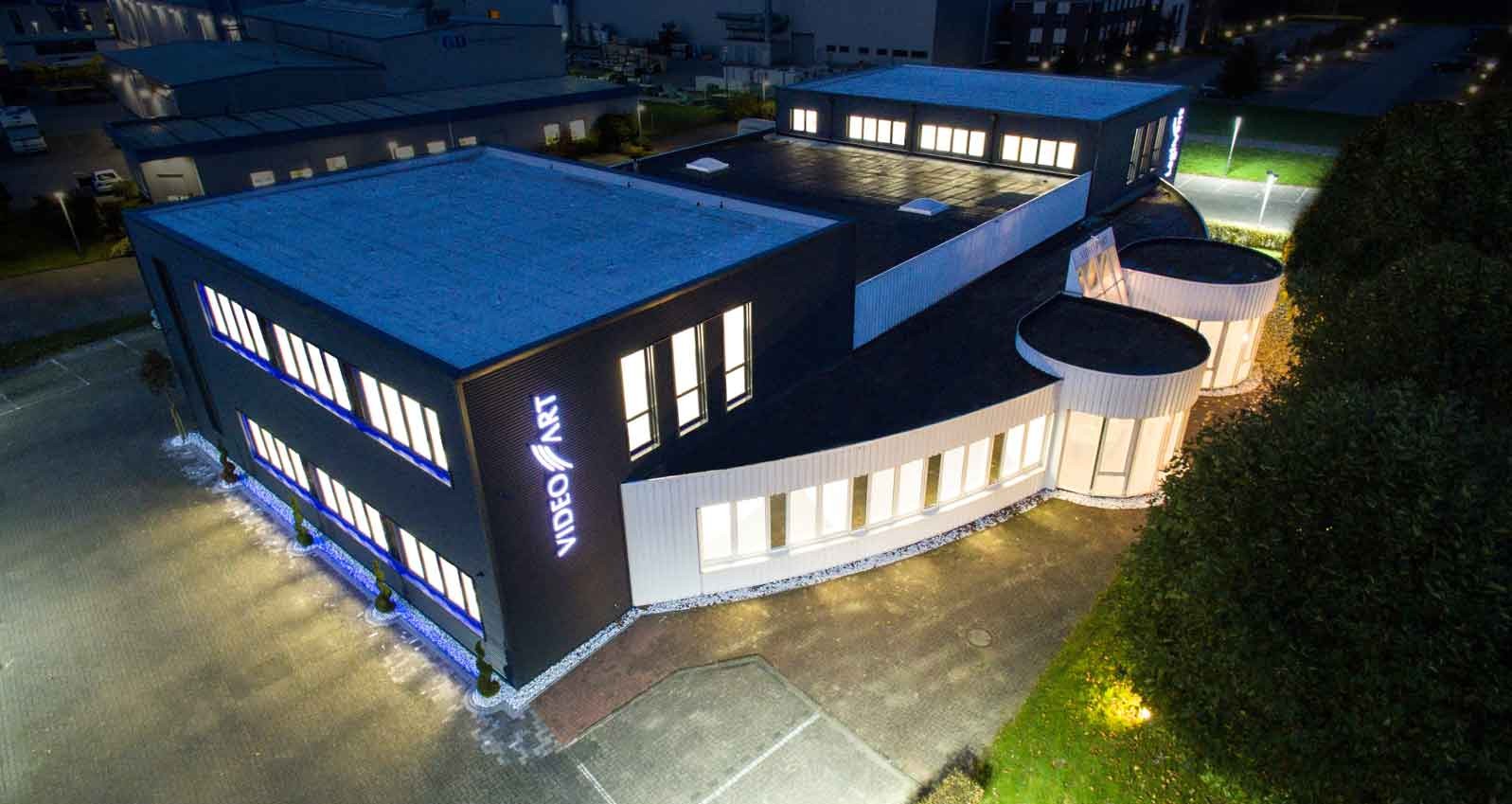 Das Bürogebäude der VideoART in Bassum bei Nacht