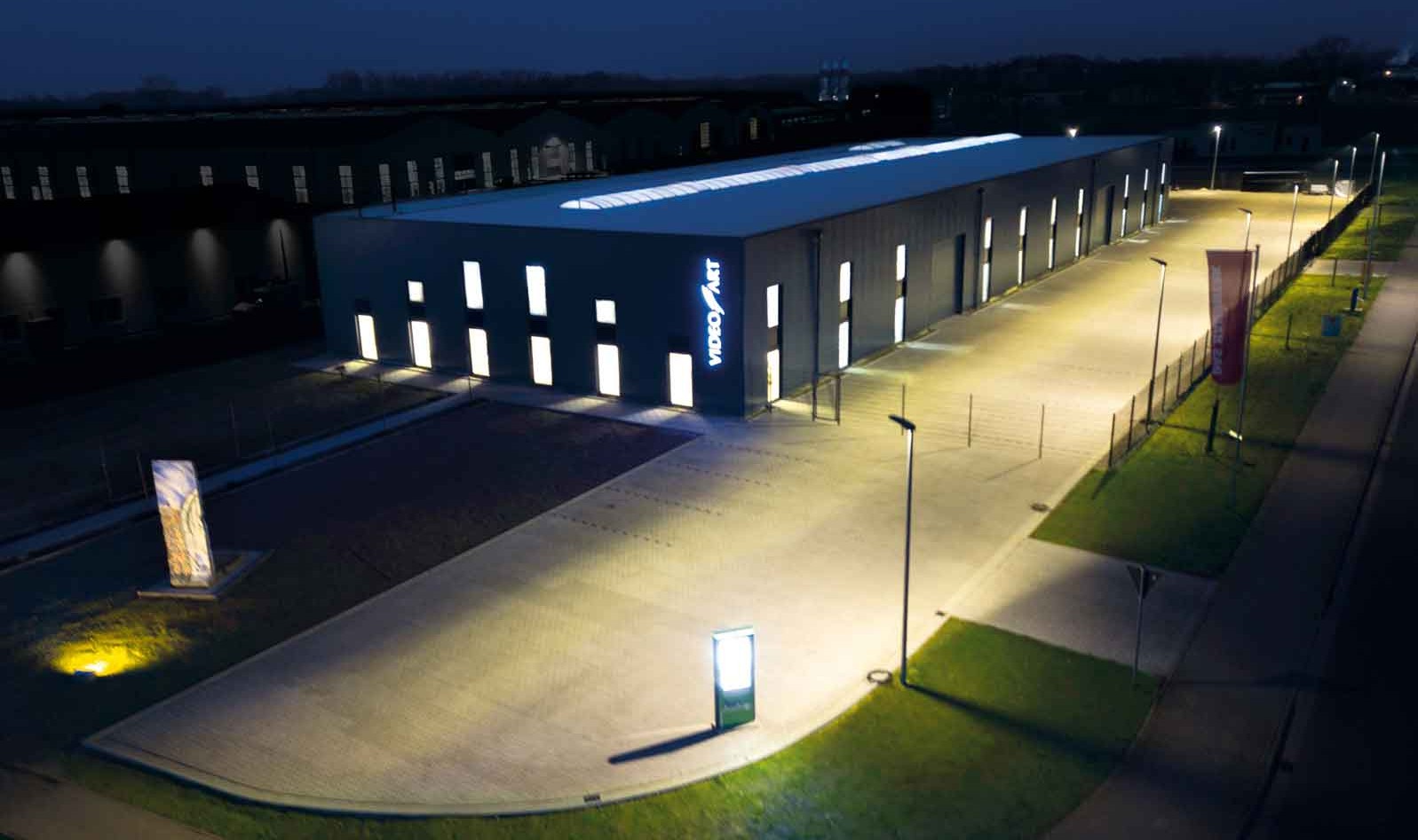 Die neue Halle der VideoART im Bassumer Industriegebiet bei Nacht