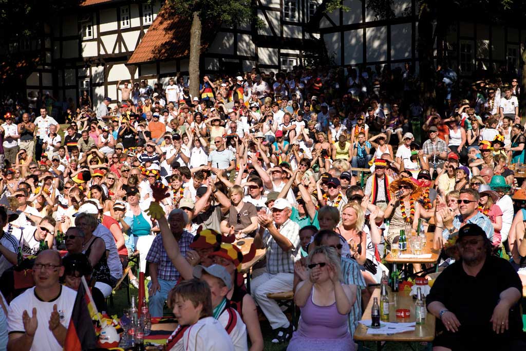 Volle Bänke beim EM- und WM-Park an der Freudenburg, Publikum jubelt